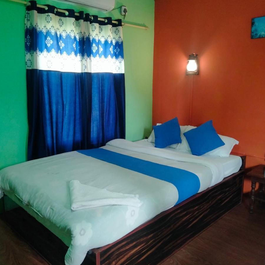 Hotel Tiger Tops Sauraha Exterior photo