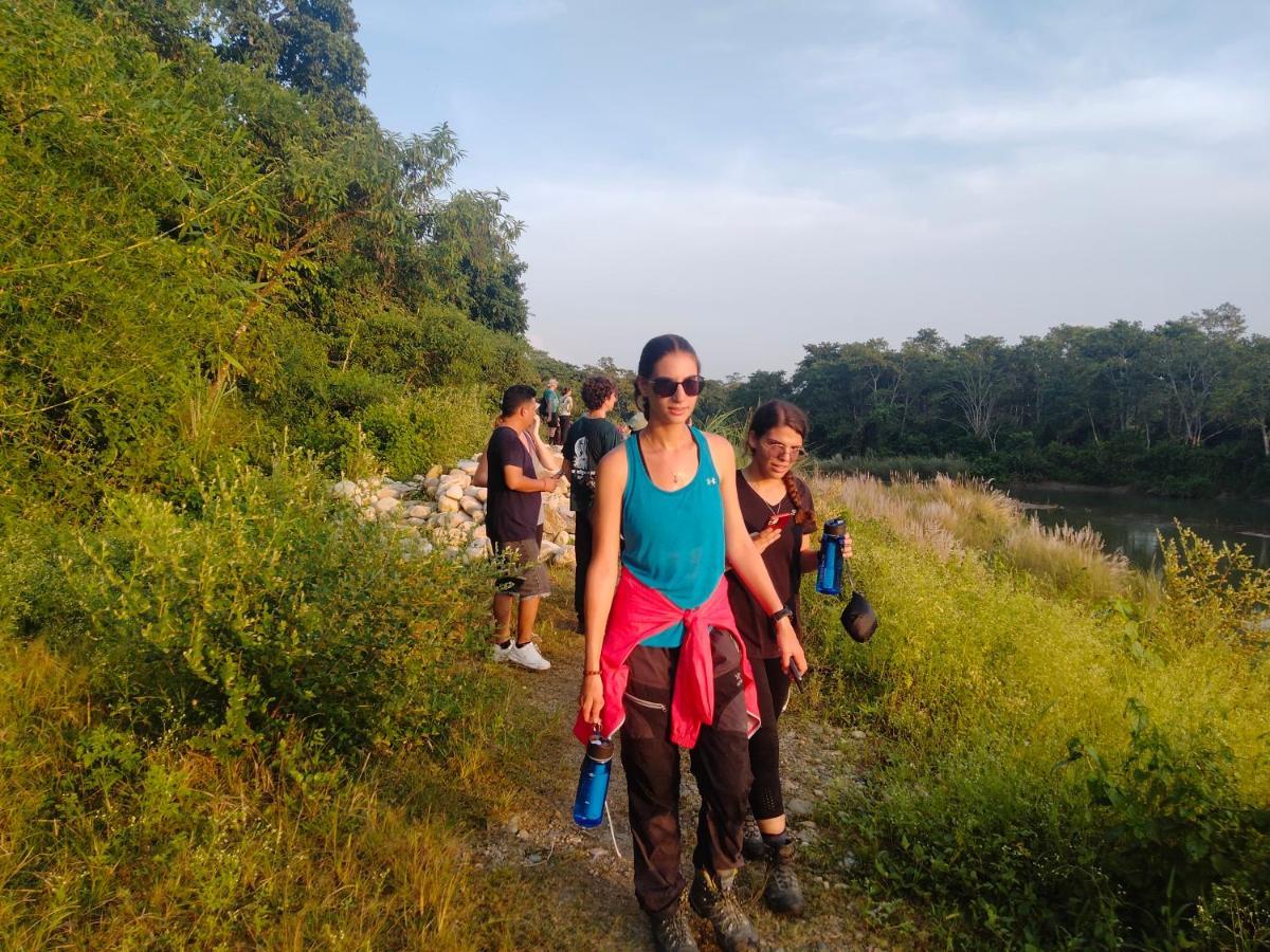 Hotel Tiger Tops Sauraha Exterior photo