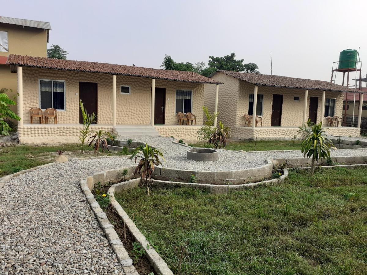 Hotel Tiger Tops Sauraha Exterior photo