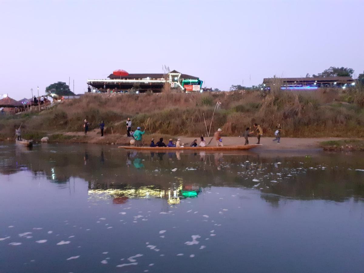 Hotel Tiger Tops Sauraha Exterior photo