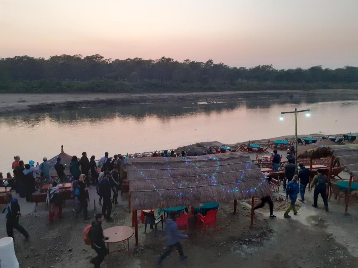 Hotel Tiger Tops Sauraha Exterior photo