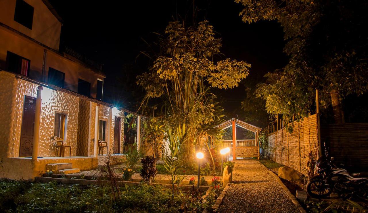 Hotel Tiger Tops Sauraha Exterior photo