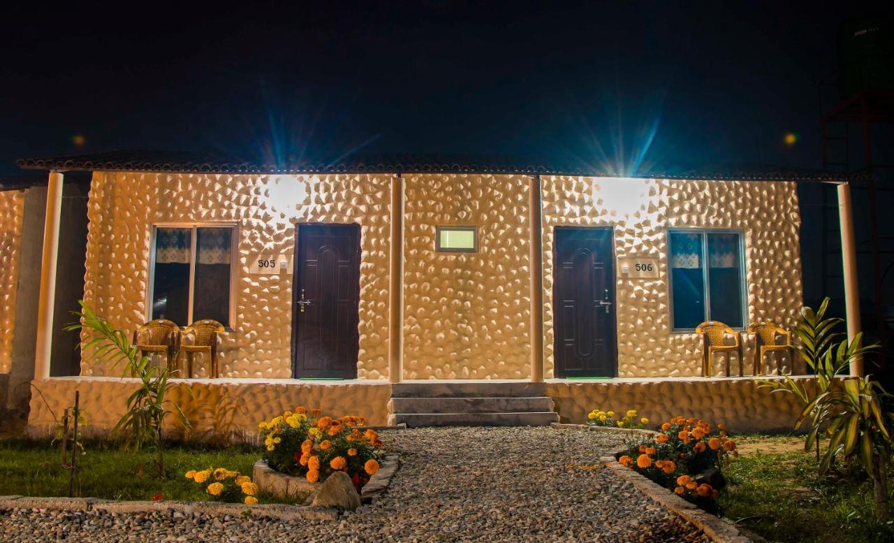 Hotel Tiger Tops Sauraha Exterior photo